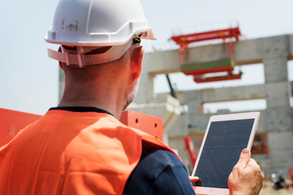 construction-worker-using-android-devices