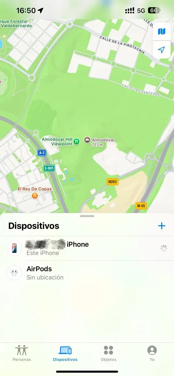 Operar desde un dispositivo vinculado al mismo Apple ID para buscar el iPhone perdido.