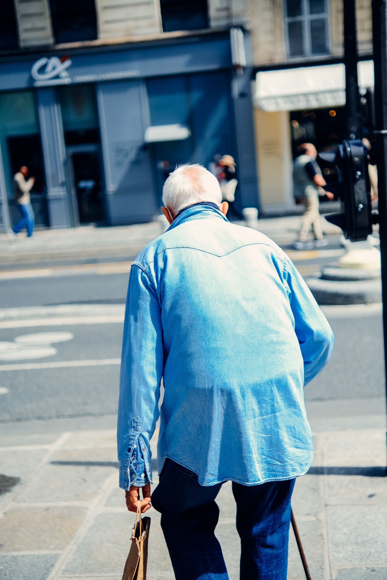 protéger une personne âgée isolée