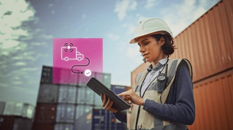 Logstics_young_woman_using_tablet
