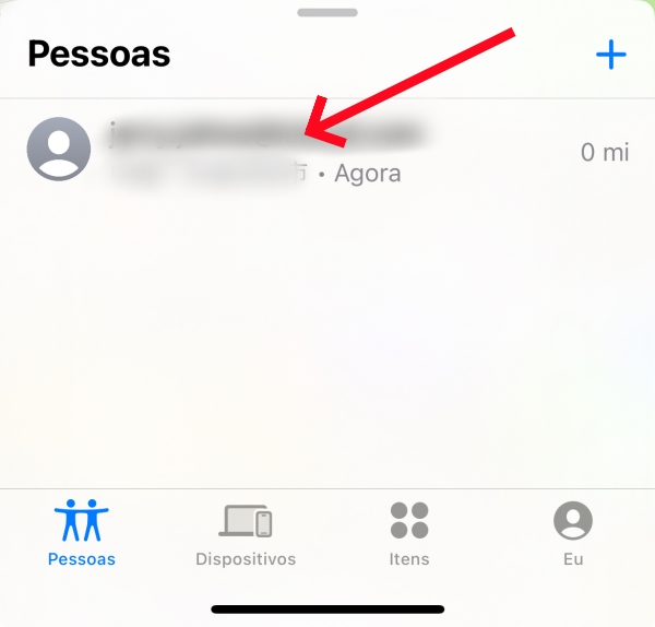 Toque no nome do seu filho para ver a localização dele no Buscar iPhone.